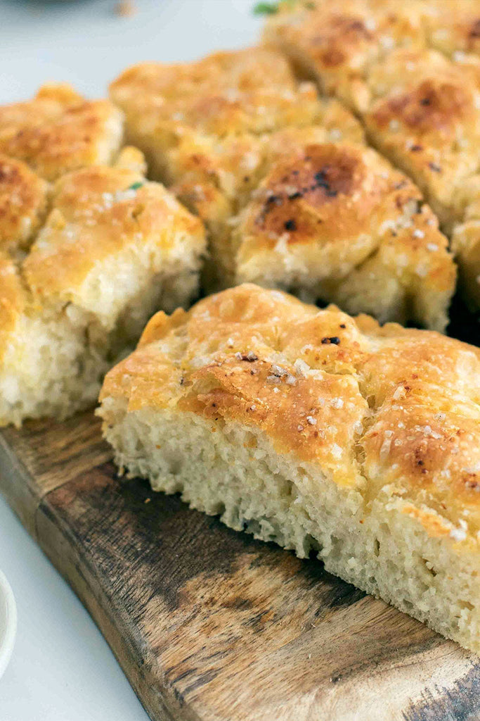 Focaccia de ajo, parmesano y romero