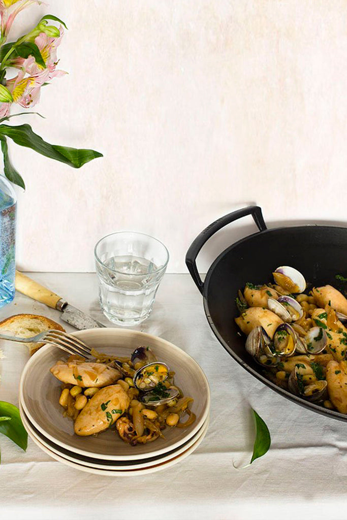 Chipirones encebollados con pochas y almejas