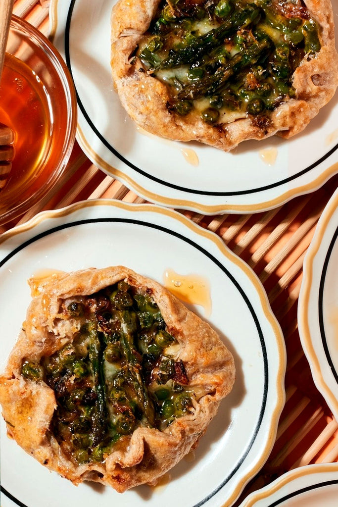 Tartaletas de verduras al ajo y brie