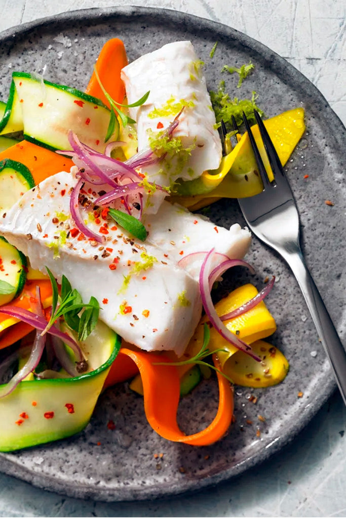 Bacalao al vapor con tiras de verduras