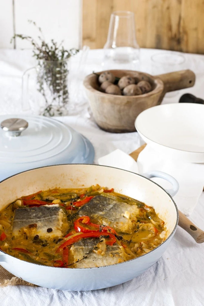 Bacalao encebollado canario y papas arrugadas en cocotte