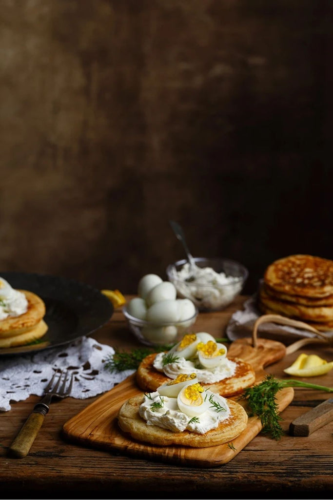 Blinis con crema de queso y huevos de codorniz