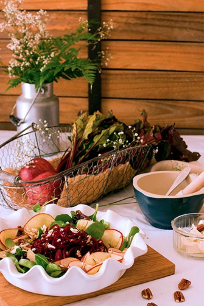 Ensalada de remolacha cruda y manzana con vinagreta de naranja y nueces pecanas