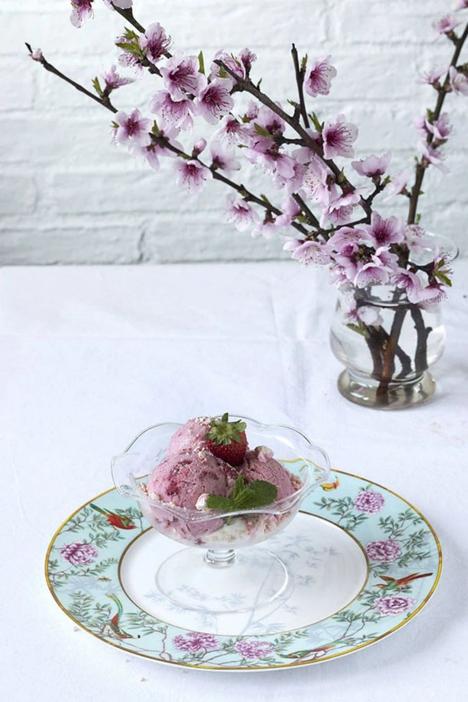 Helado de fresas asadas y merengue