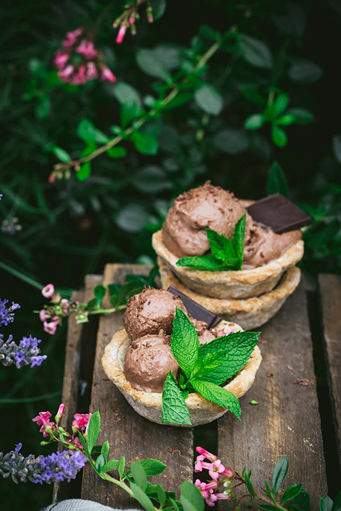 Helado de Nutella sobre vasitos de galleta de avena y coco