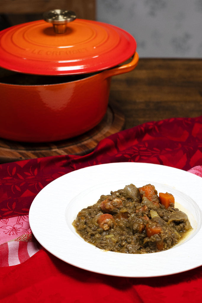 Lentejas con chorizo tradicionales en cocotte