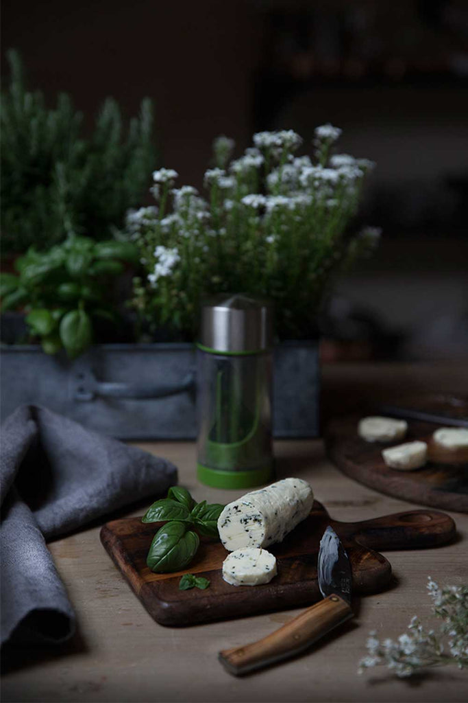 Mantequilla de romero y albahaca