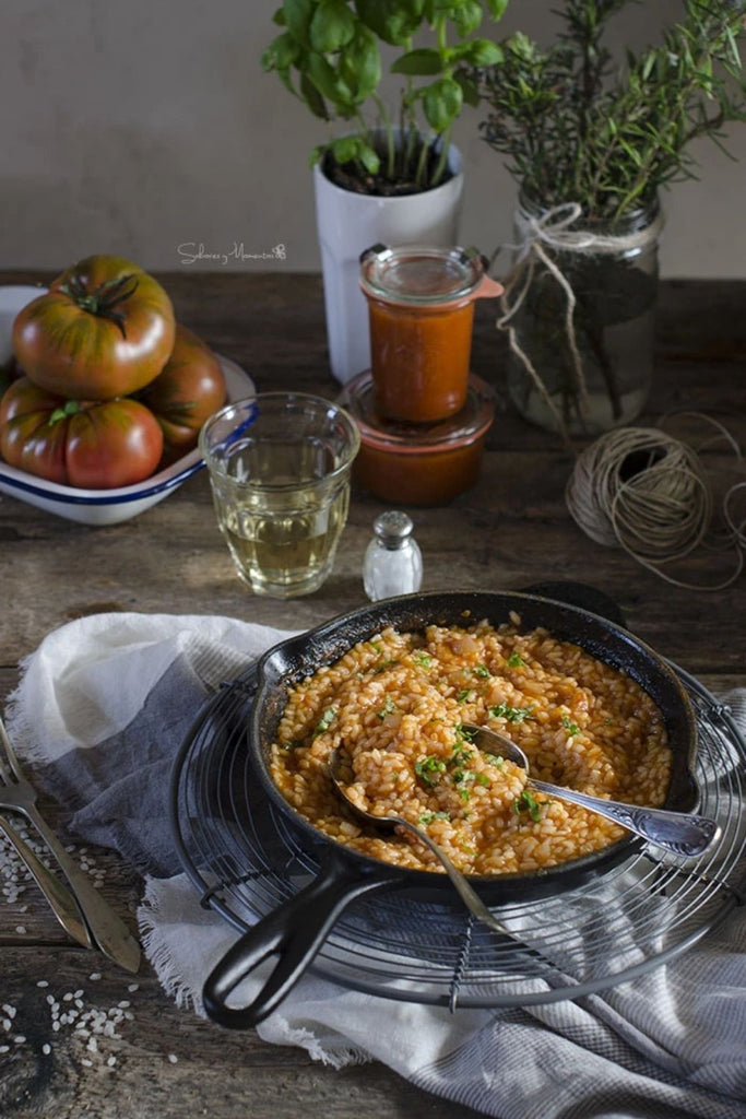 Risotto de tomate y albahaca fresca