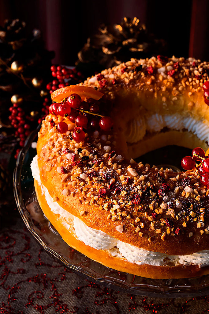 Roscón de Reyes con nata y frutos del bosque