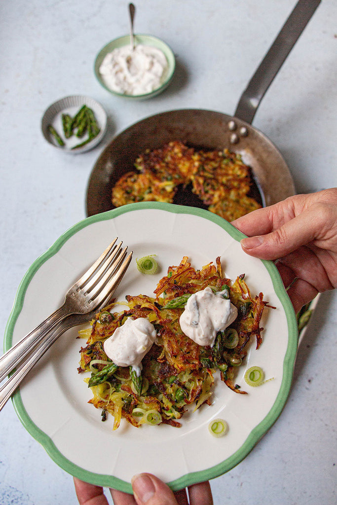 Tortitas crujientes de patata y verduras con salsa de yogur