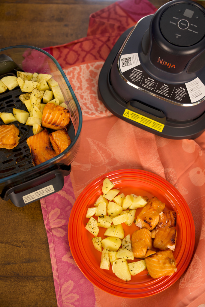 Salmón marinado a la miel con patatas a la provenzal (¡en 8 minutos!)