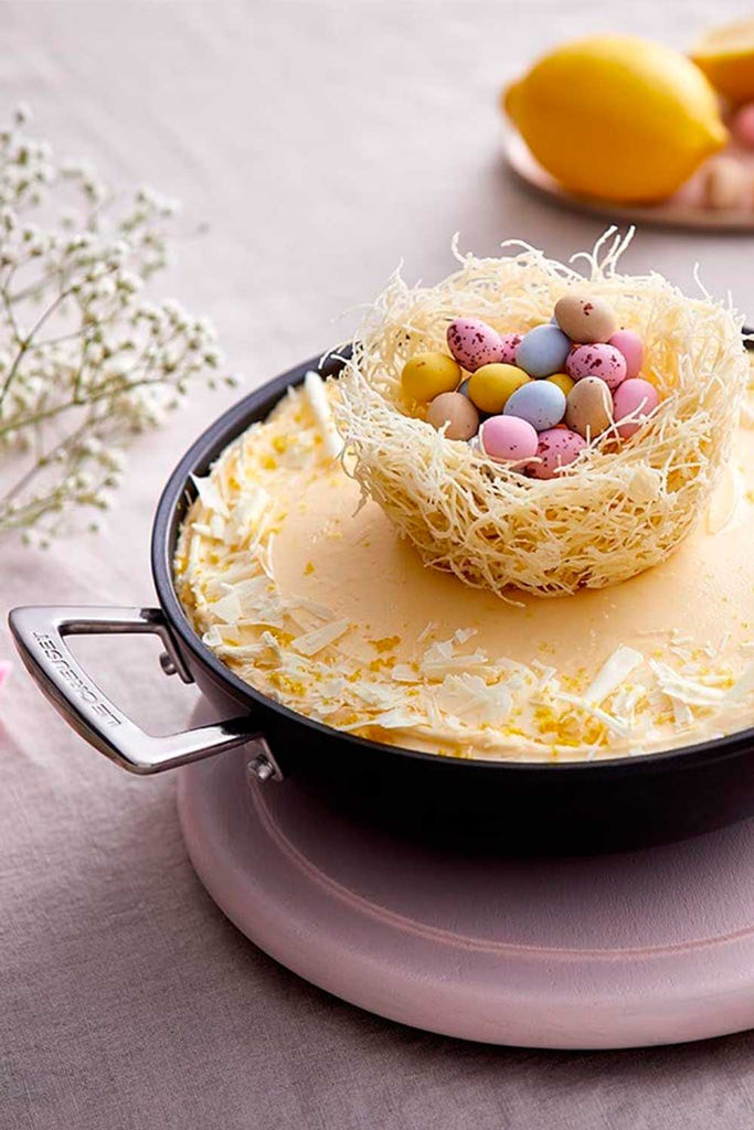 Tarta de limón y chocolate blanco con nido de Pascua