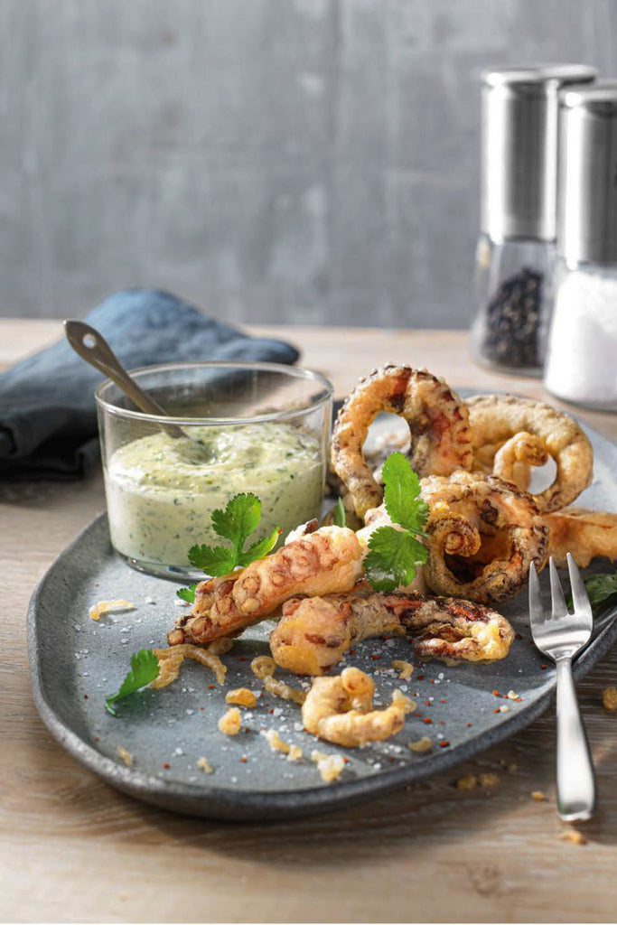 Delicias marinas: Pulpo en tempura con alioli de wasabi y cilantro