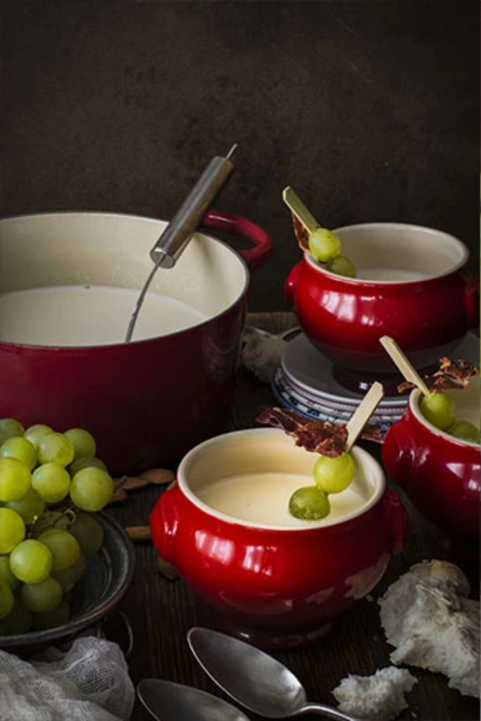 Ajoblanco Malagueño con uvas y crujiente de ibérico