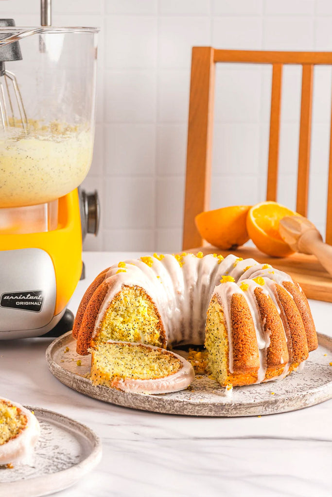Bizcocho bundt cítrico de limón y naranja con semillas de amapola