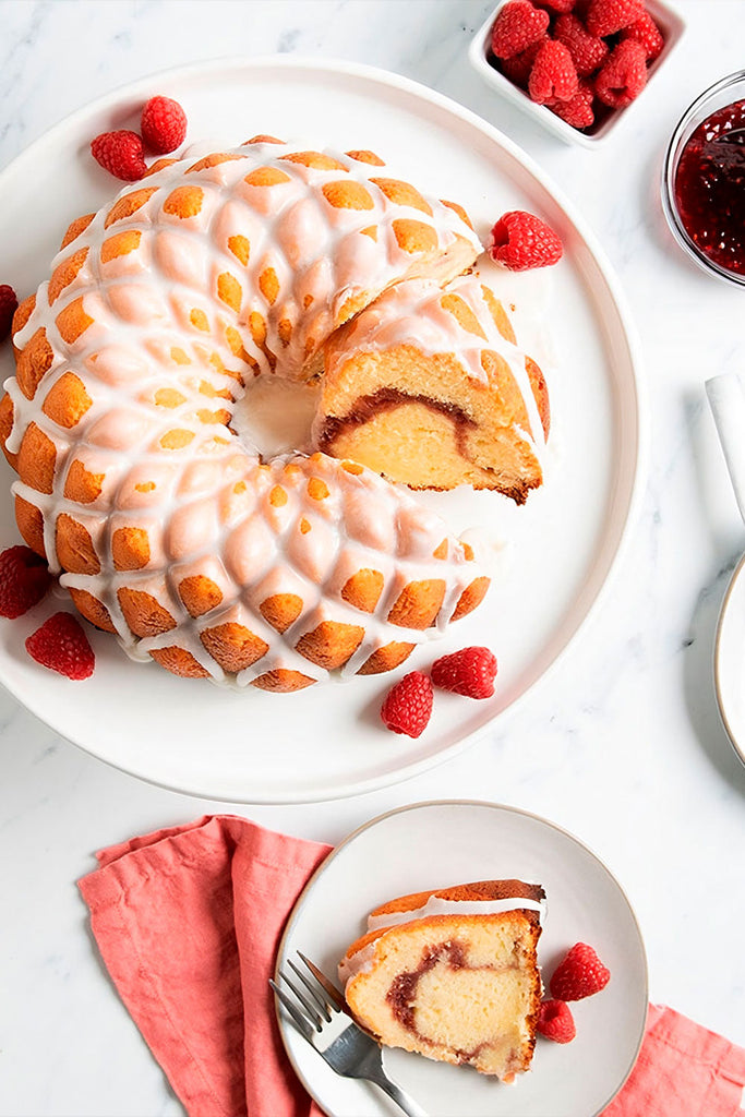 Bizcocho Bundt de almendra con relleno de frambuesa