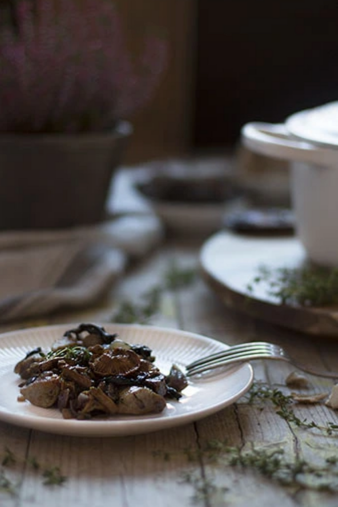 Butifarra con setas y patata morada en cocotte