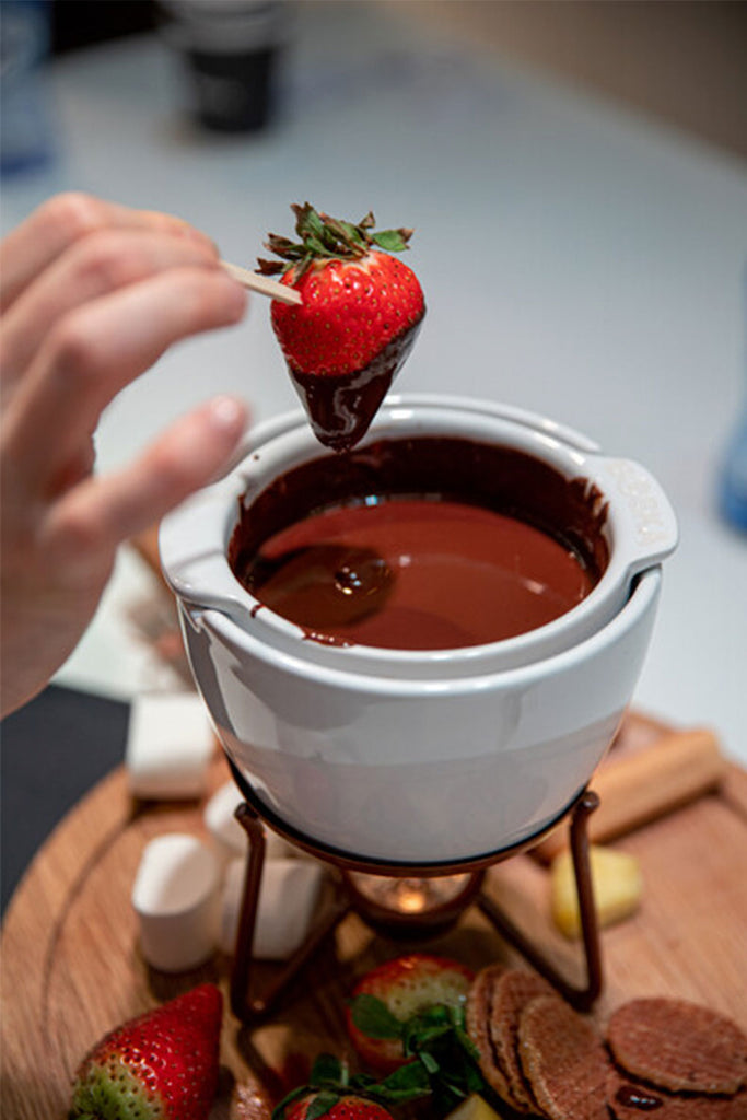 Cómo hacer una fondue de chocolate (¡O cómo hacer un festín!)