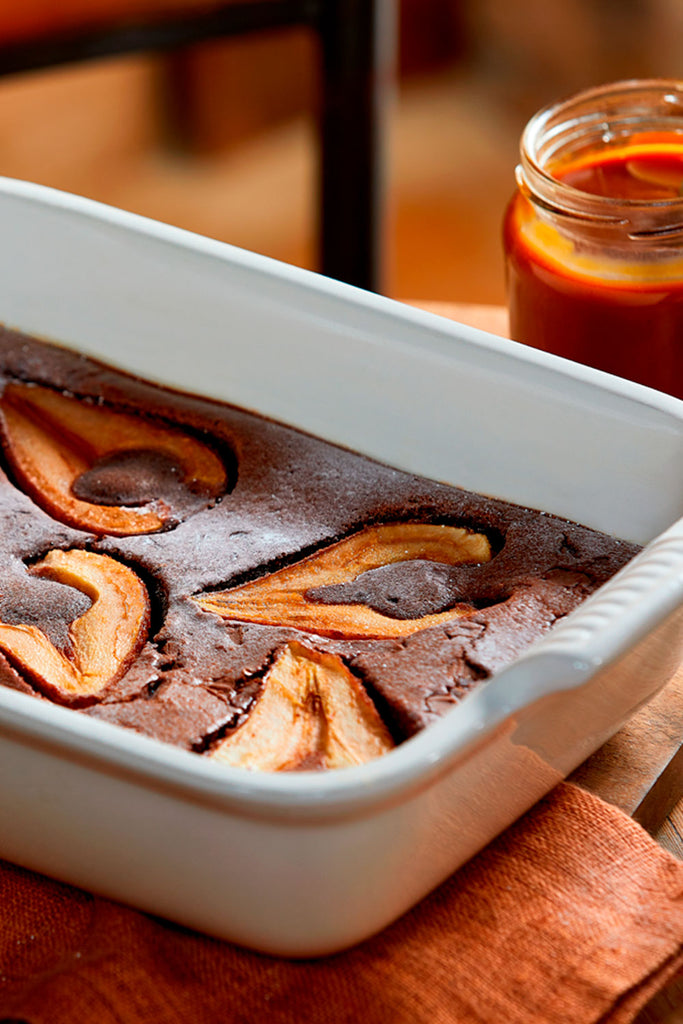 Clafoutis de chocolate y pera con salsa de caramelo