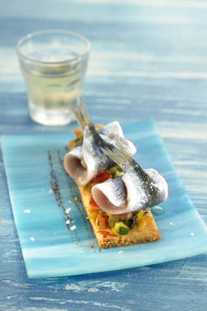 Coca de sardinas con hortalizas y olivada