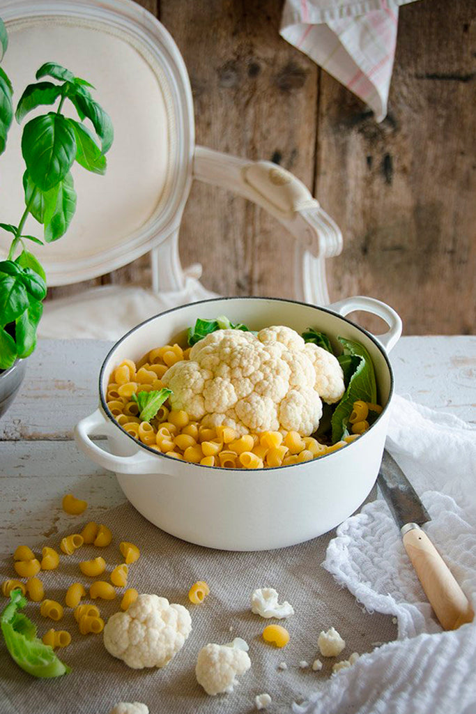 Pasta con coliflor y gratinado de migas en molde bundt