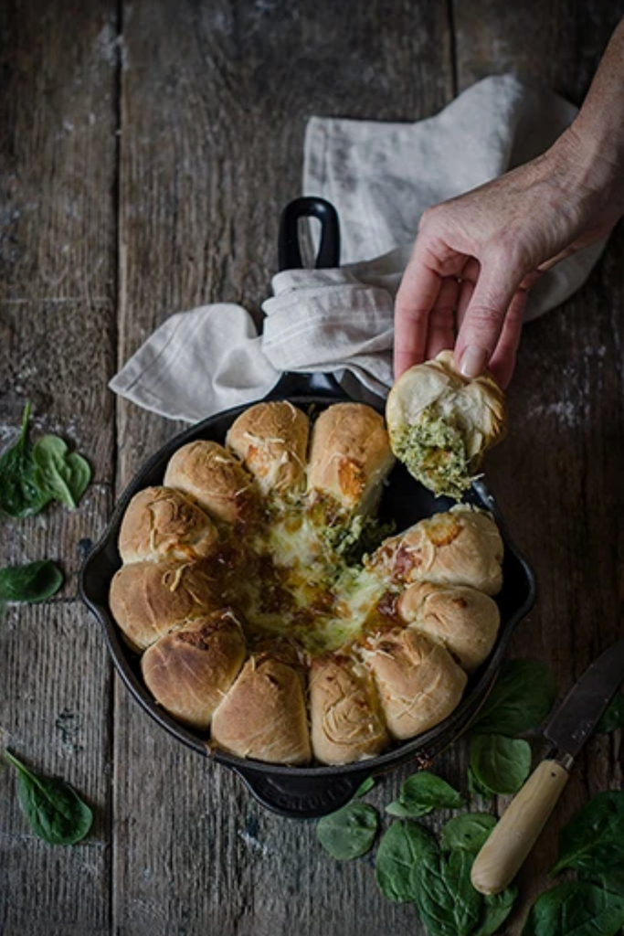Corona de pan en skillet con crema dip gratinada de espinacas y alcachofas