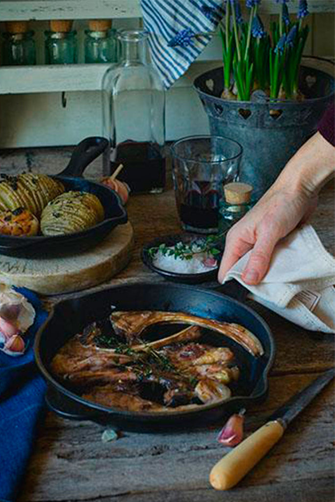 Costillas de Cordero al Horno en Skillet con Patatas Hasselback