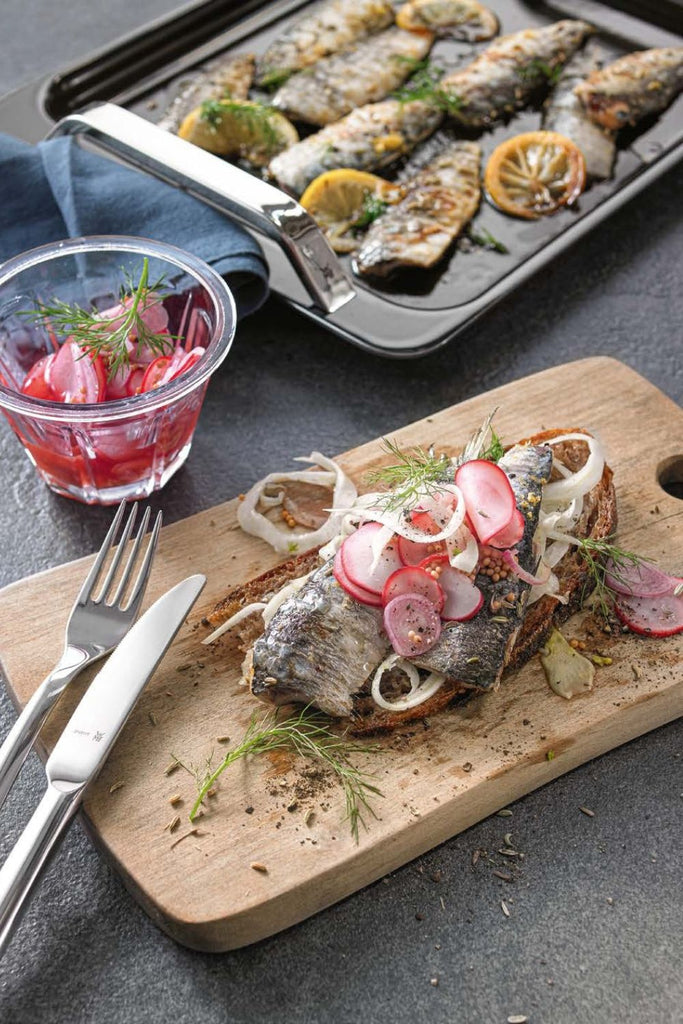 Crostini con sardinas marinadas