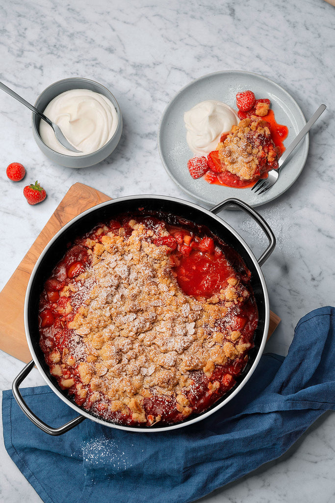 Crumble de ruibarbo y fresas con almendras y nata