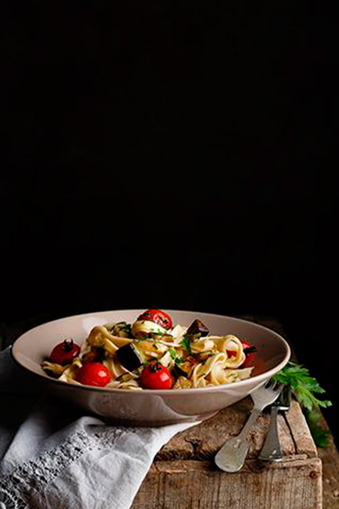 Fettuccini con berenjena y tomate cherry