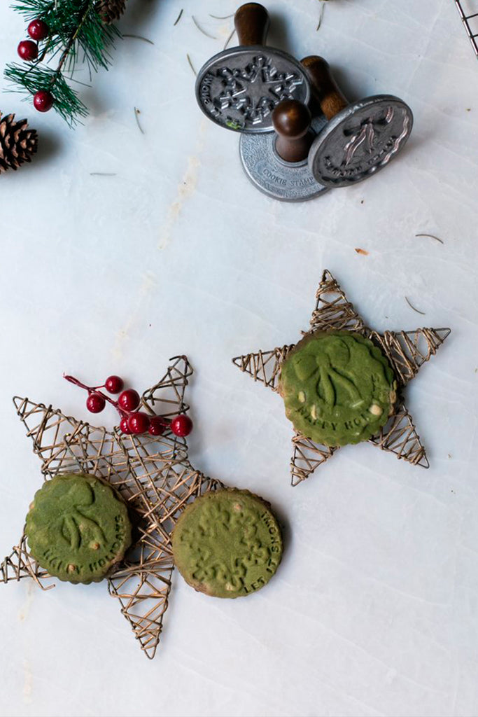 Galletas de té matcha y chocolate con sellos de Navidad
