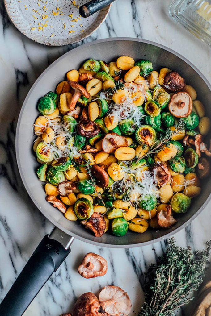 Ñoquis dorados con coles de Bruselas y setas