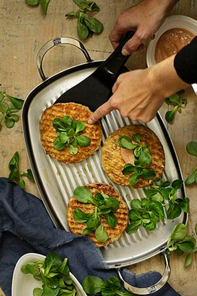 Hamburguesa de pollo y anacardos con sésamo y mayonesa tandoori