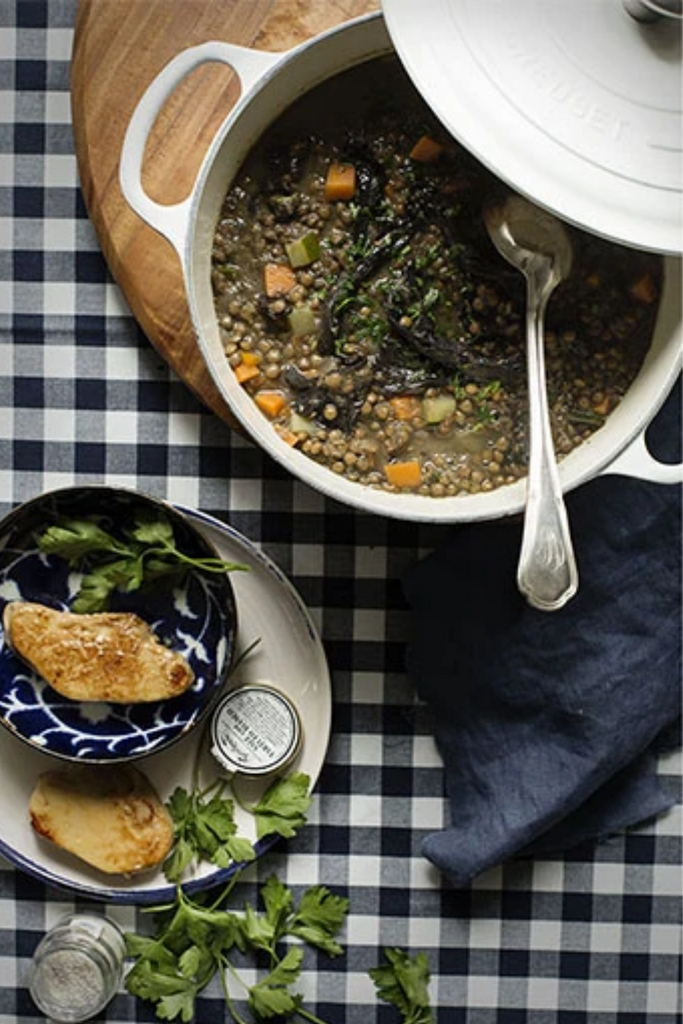 Lentejas verdes con trompetas de la muerte y foie