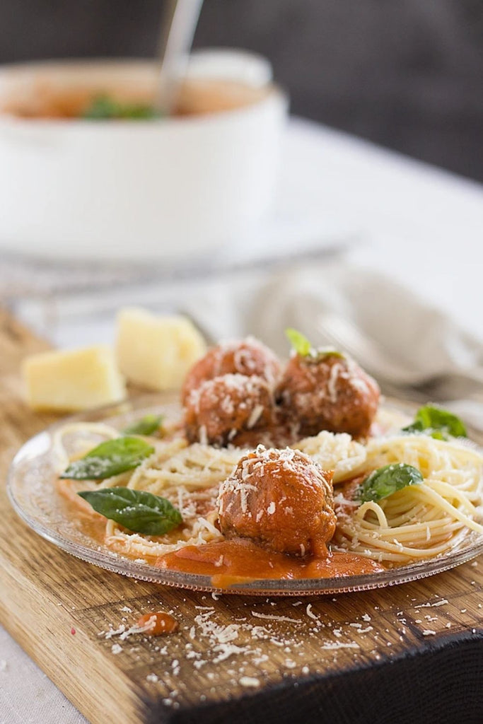 Spaguetti con albóndigas en salsa de tomate casero