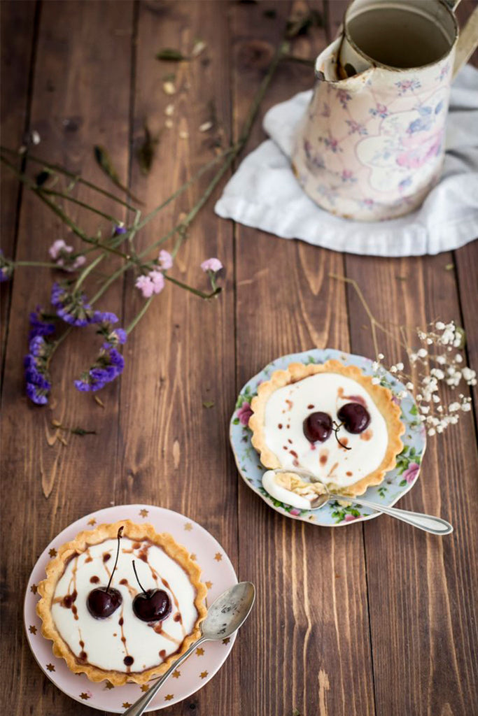Tartaletas de hojaldre de yogur con mascarpone y cerezas