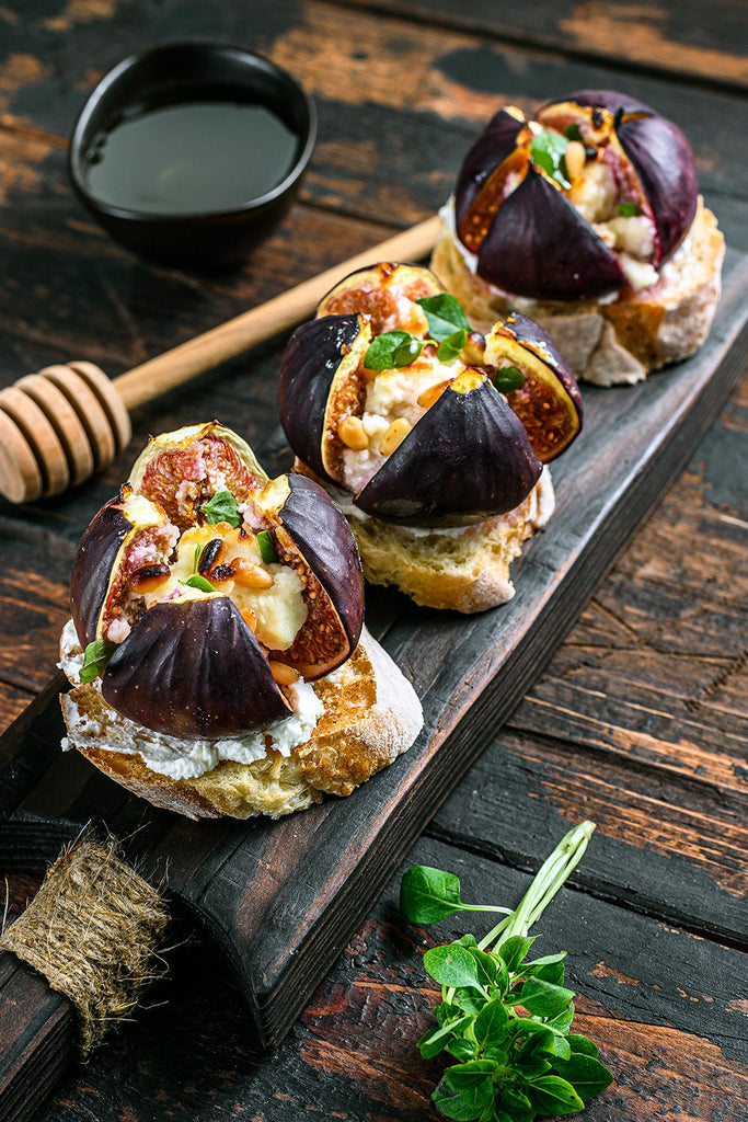 Tostas de higos asados, queso crema y miel