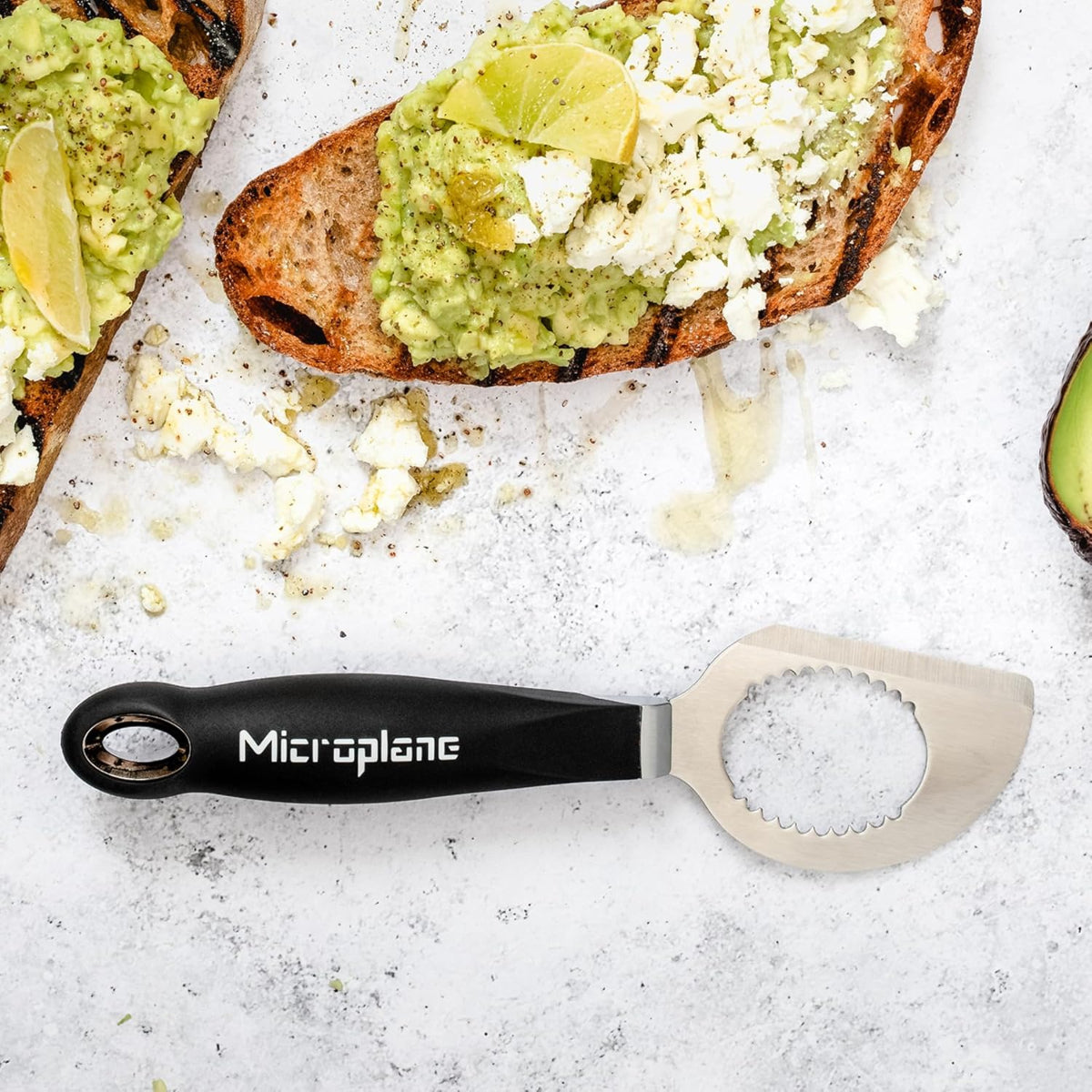 avocado halbiert aufbewahren Pack Avocado-Liebhaber: Microplane Avocadoöffner + Food Huggers Deckel