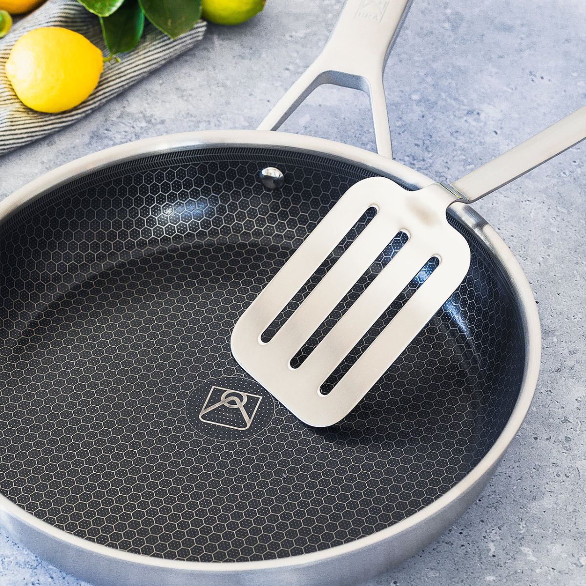 Sartén Antiadherente KASANOVA Tri-ply 20 Cm - Revestimiento Nido De Abeja, Apta Para Inducción Y Horno Hasta 220°C - Incluye Tapa De Cristal