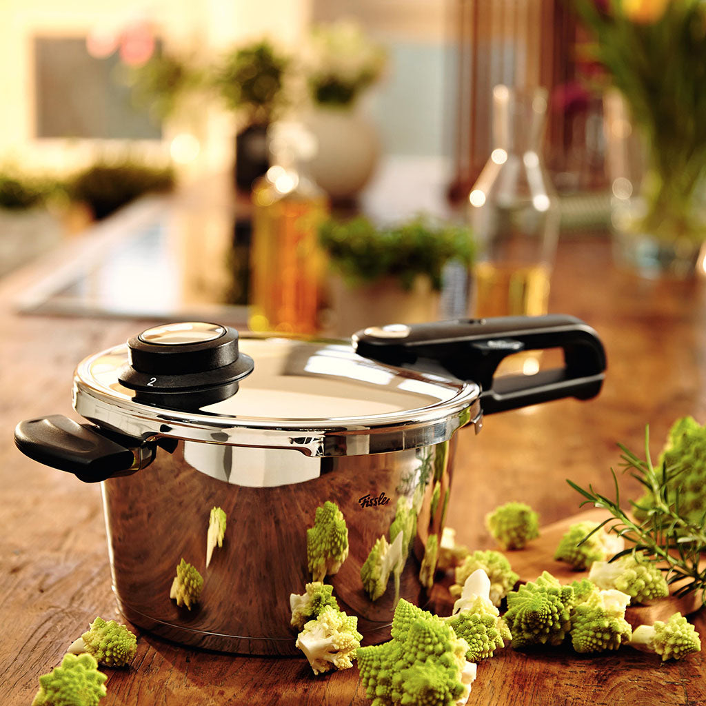 Pressure cooker with basket to L) Vitavit Premium Fissler