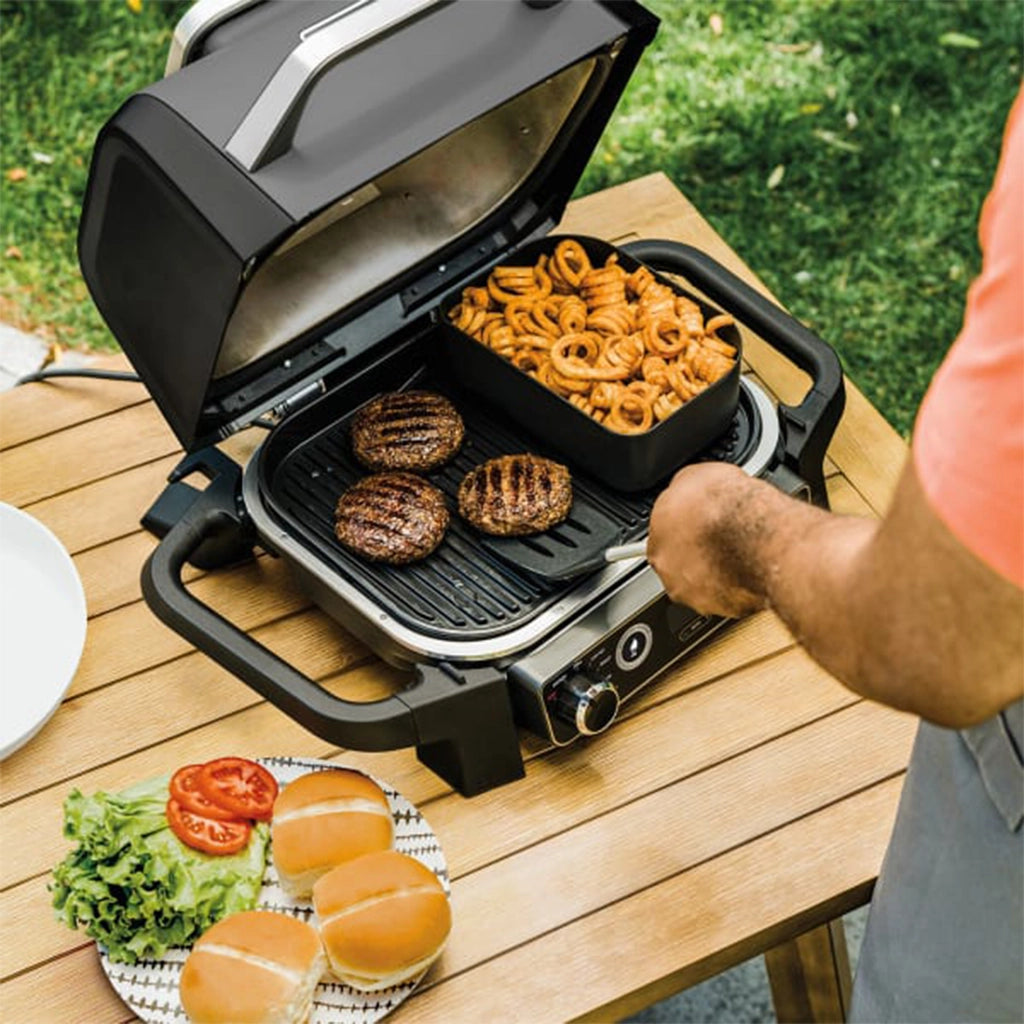 Ninja® Elektro-Außengrill mit Räucherofen und Heißluftfritteuse