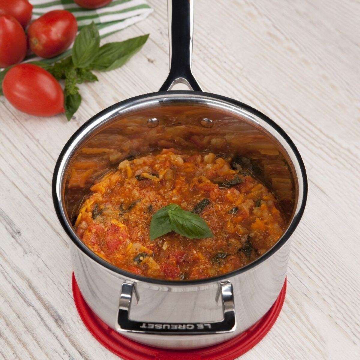 Le Creuset Casserole Pro ouverte antiadhésive renforcée avec double bec verseur, 1,7 l Le Creuset Casserole Pro ouverte antiadhésive renforcée avec double bec verseur, 1,7 l