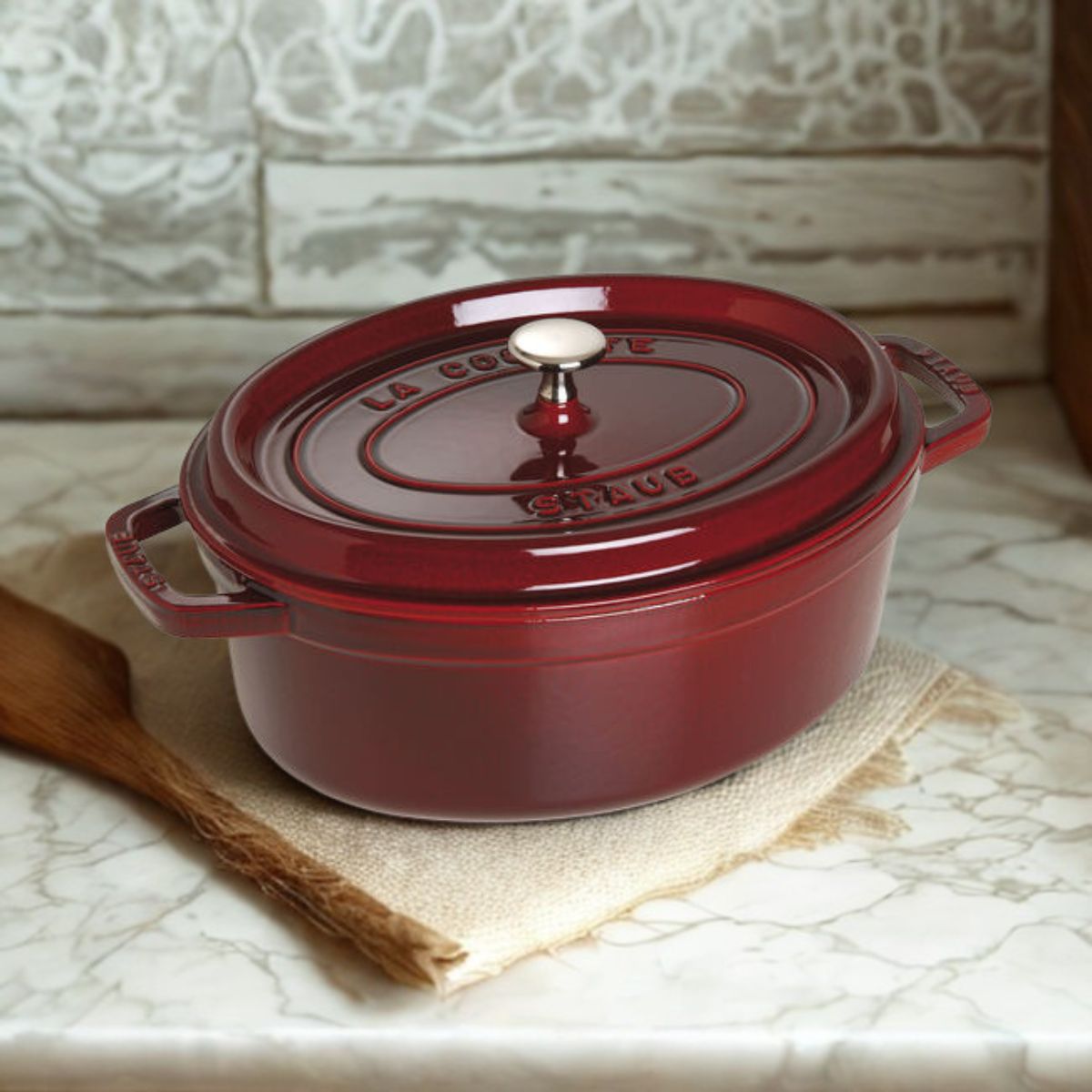 Ovale Cocotte aus Gusseisen von Staub