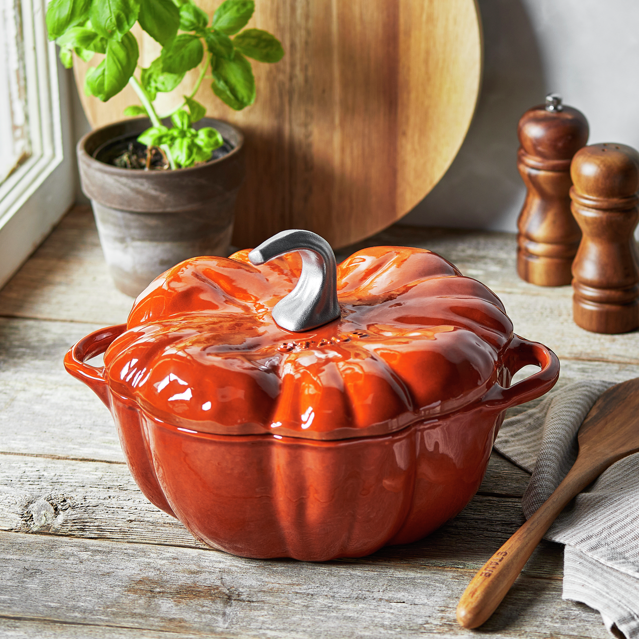 Staub Kürbis-Cocotte aus Gusseisen