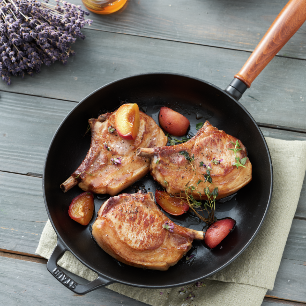 Staub Gusseisenpfanne mit Holzgriff