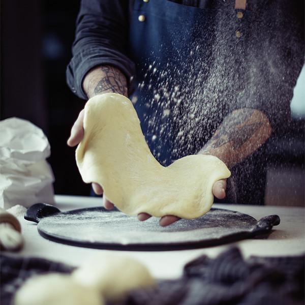 Conjunto bandeja cerámica para pizza y pala de madera Emile Henry - Claudia&Julia