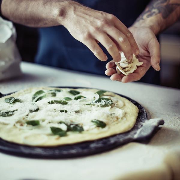 Conjunto bandeja cerámica para pizza y pala de madera Emile Henry - Claudia&Julia