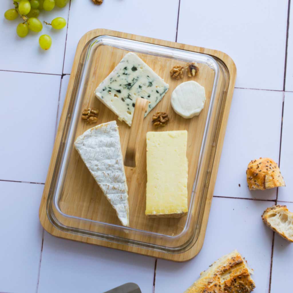 Plateau à fromages ronde avec base en osier et cloche en cristal Plateau à fromages ronde avec base en osier et cloche en cristal