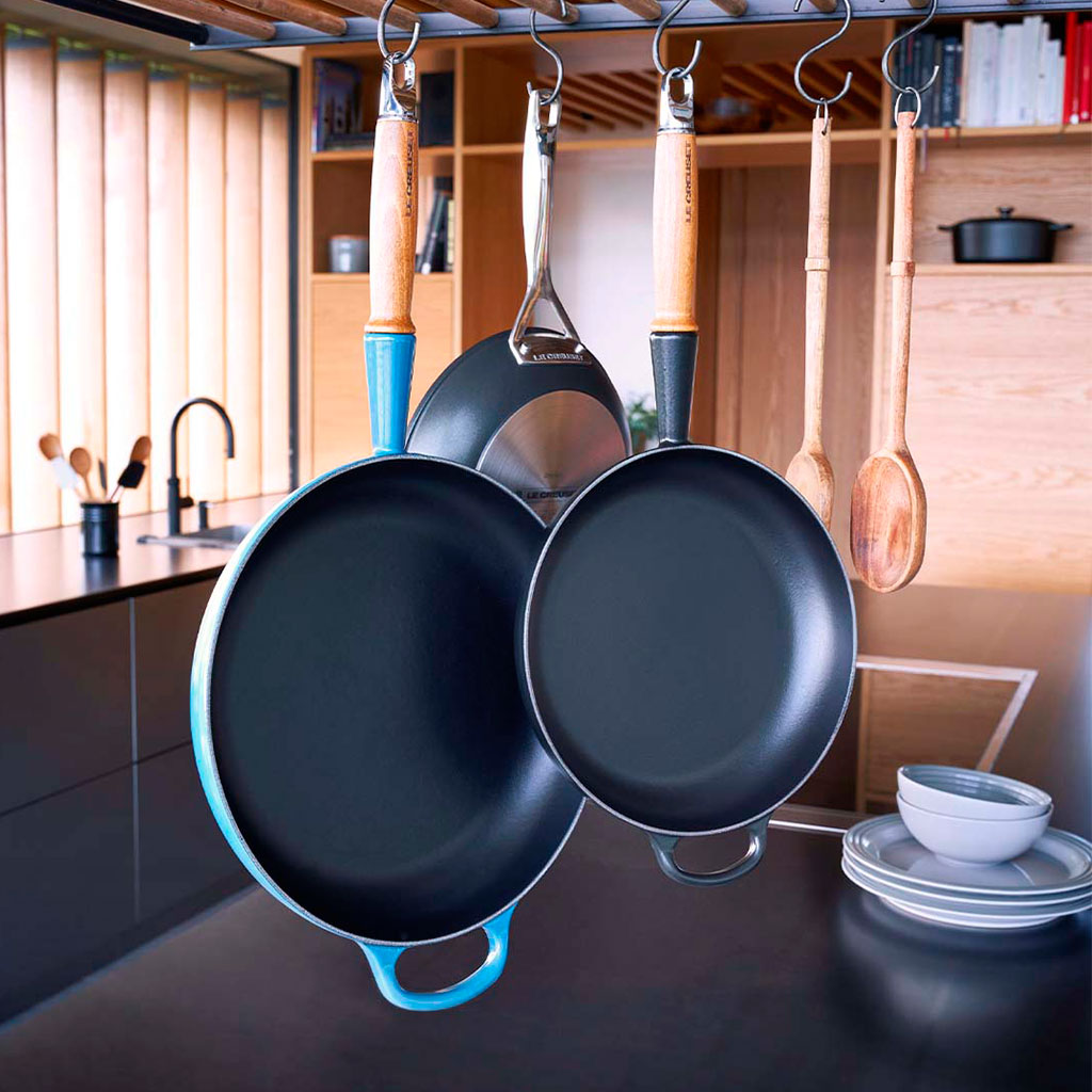 Sartén De Hierro Fundido Le Creuset Signature 28 Cm - Mango De Madera, Esmalte Negro, Apta Para Todo Tipo De Placas (Incluida Inducción) - Color Azul Marseille